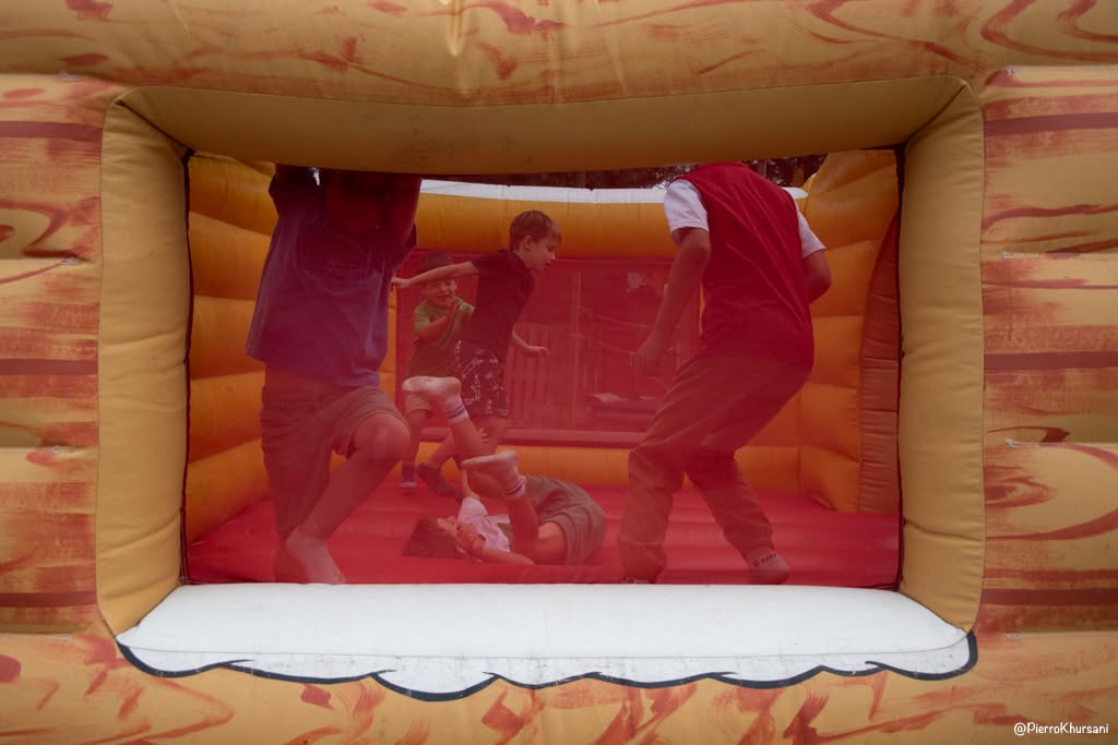 Enfants jouant dans le château gonflable