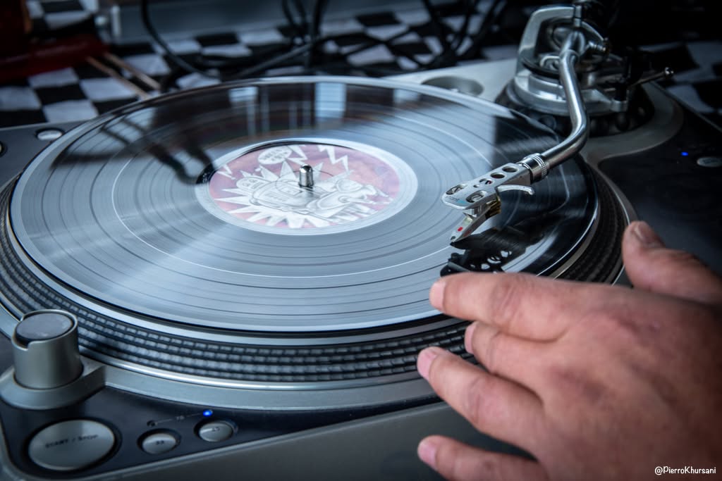 Disque vinyle joué pendant un DJ set du Goûter Électronique 5
