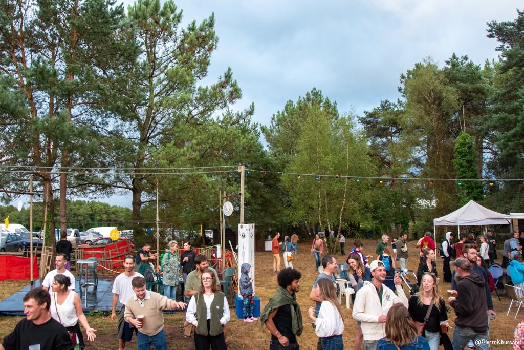 Public et bénévoles du Goûter Électronique 5 sous les arbres